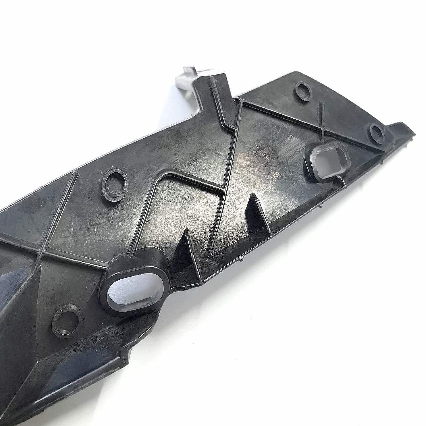 Suitable for Peugeot 508L front bumper upper bracket, front bumper upper bracket, front bumper upper left and right brackets