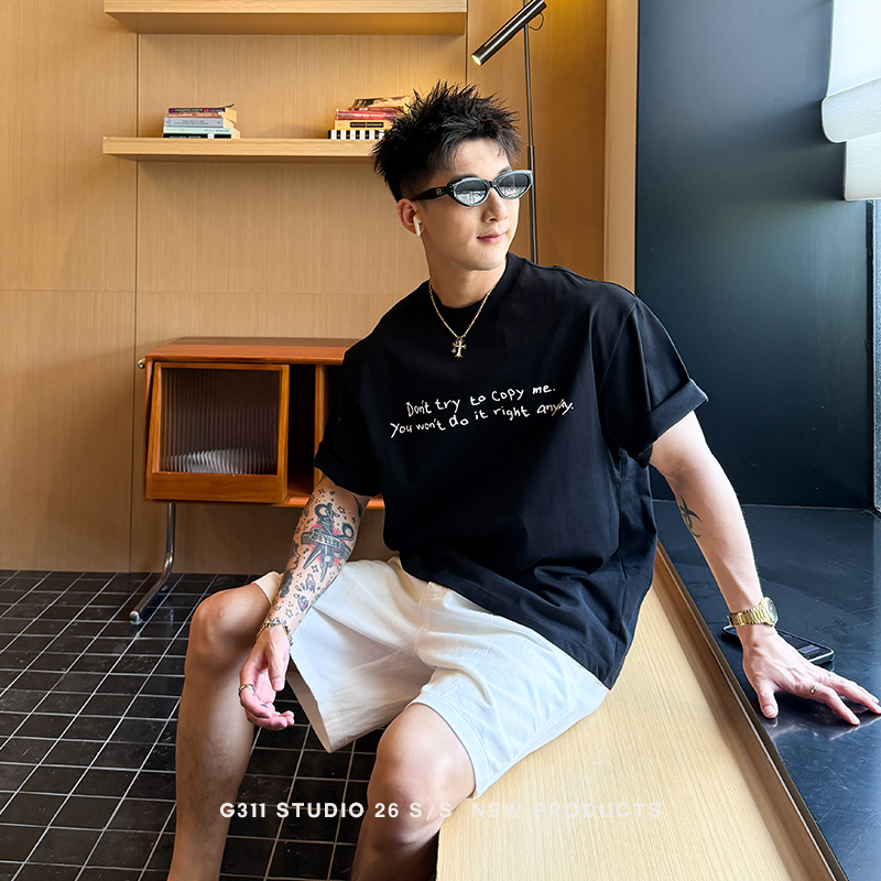 G311 Studio: 300g Heavyweight English Slogan Short-Sleeve T-Shirt for Men, American-Style Loose Simple Half-Sleeve T-Shirt for Couples G311 Studio: 300g Heavyweight English Slogan Short-Sleeve T-Shirt for Men, American-Style Loose Simple Half-Sleeve T-Shirt for Couples