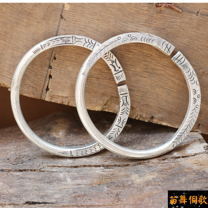 Miao silver decorated with four sides carved by hand, handmade bracelet square to finance bracelet Guizhou to make old silver accessories handmade bracelet bracelet