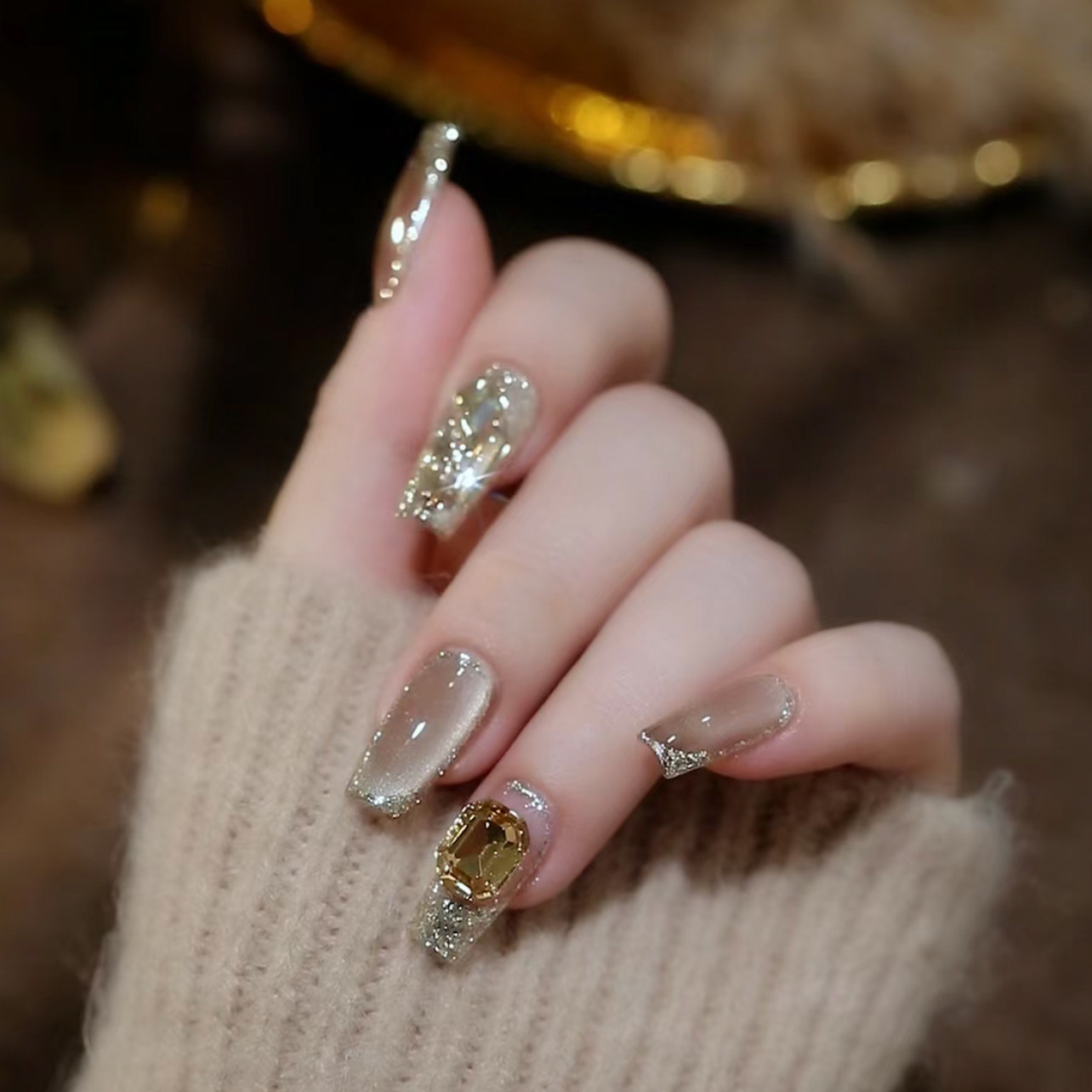 美拉德猫眼奶香摩卡春夏爆款爆闪梯形美甲：让你的指尖闪耀整个春天