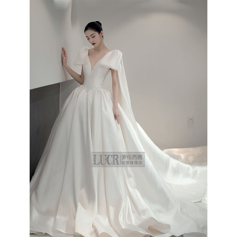 2022 new satin light wedding dress big tail deep V thin French Hepburn simple Korean temperament vintage going out veil