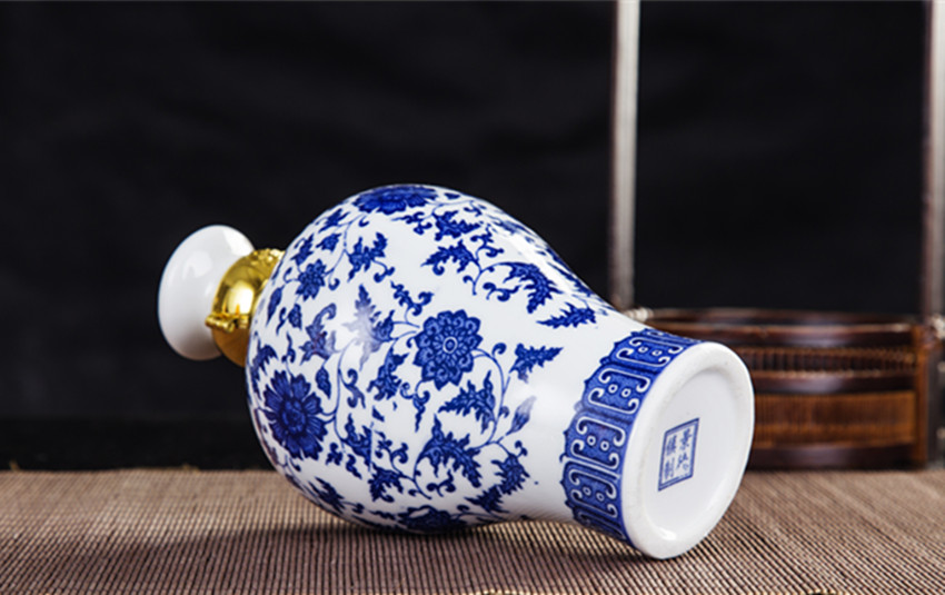 Jingdezhen 1 kg chai rượu vang gốm màu xanh và trắng có khóa giá để rượu độc đáo