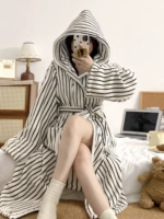 Черно -белая полосатая шляпа