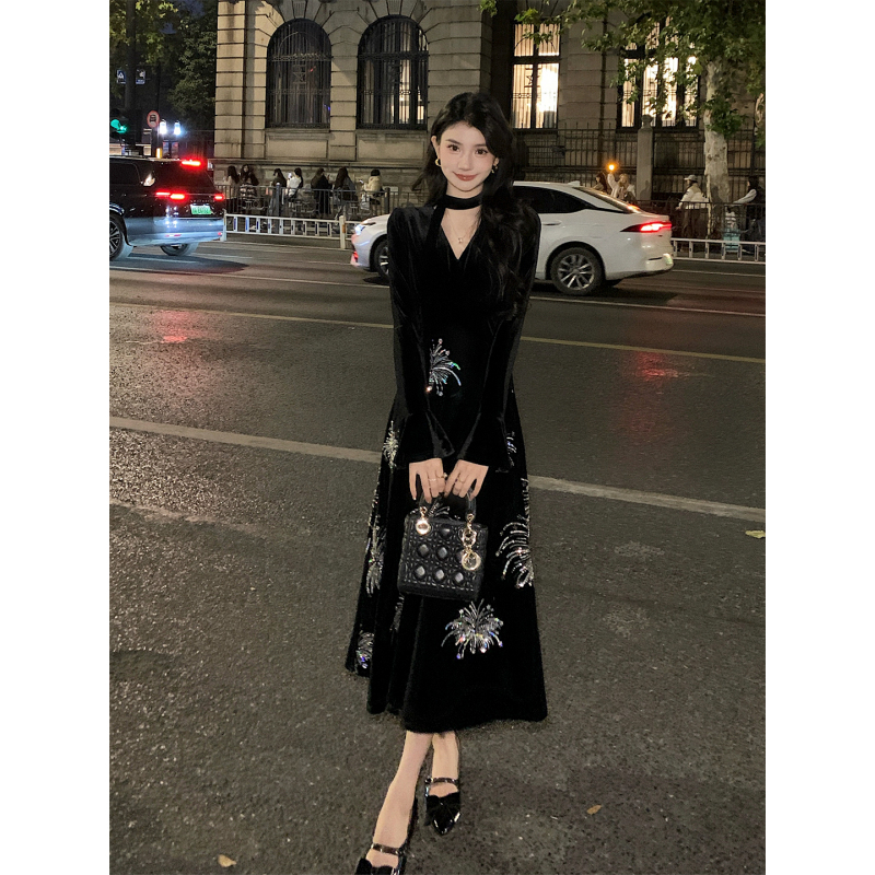Deng Liuli's French-Style Retro Waist-Cinching Slimming Heavy Sequin Three-Dimensional Floral Black Velvet Dress for Women, Autumn and Winter