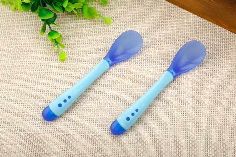 Em bé sơ sinh trẻ sơ sinh dao kéo đặt cốc hút nhiệt độ đầu mềm muỗng muỗng nĩa chống trượt bà mẹ - Cup / Table ware / mài / Phụ kiện bình nước cho bé