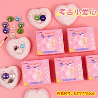 Красный, археологический, с драгоценным камнем