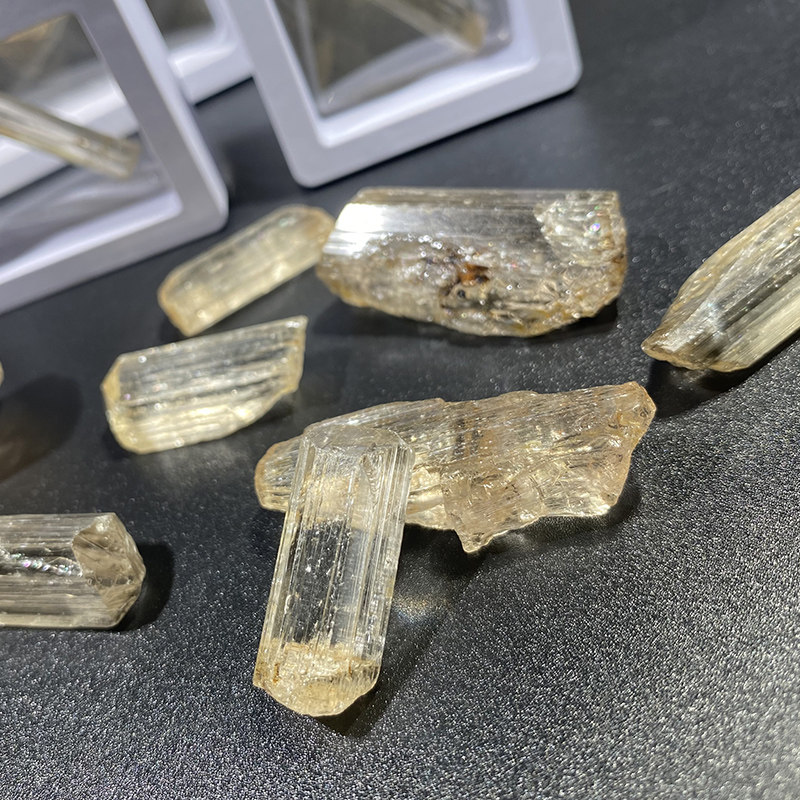 赤城クリスタル天然柱状石原石無色透明黄色柱状石宝石鉱物標本クリスタル装飾品