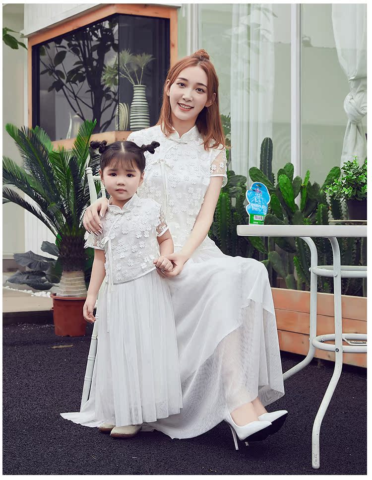 Táo chị em mẹ mẹ và con gái mới mặt trời hoa ren lụa quần áo cha-con sườn xám váy lưới váy giả hai mảnh - Trang phục dành cho cha mẹ và con áo thun gia đình