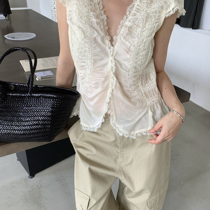 All In2026 Summer French Retro Pleated Lace Patchwork Lace V-Neck Puff Short-Sleeved Waist-Cinching Shirt for Women