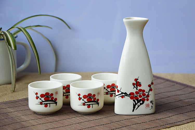 Ba hai bình rượu bằng gốm đặt một nồi bốn chén rượu vang trắng rượu mạnh hầm rượu nhỏ màu vàng chai rượu vang phục vụ gia đình chén uống rượu