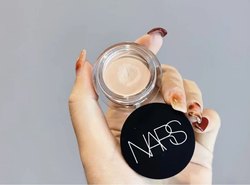 Nars concealer ປົກປິດຮູຂຸມຂົນ, ຮູຂຸມຂົນກະຊັບ, ຮອຍດ່າງດຳ, ຮອຍສິວ, ຄອນຊີລເລີທີ່ໃຊ້ງ່າຍບໍ່ແຫ້ງ, ທົນທານ, ແລະປົກປິດໄດ້ດີ.