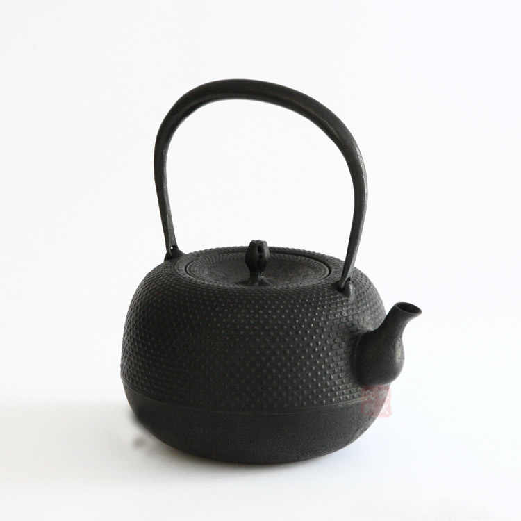 治】在銘 霰紋肩衝形鉄瓶☆茶道具 TC25