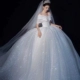 Одиночное свадебное платье не содержит аксессуаров