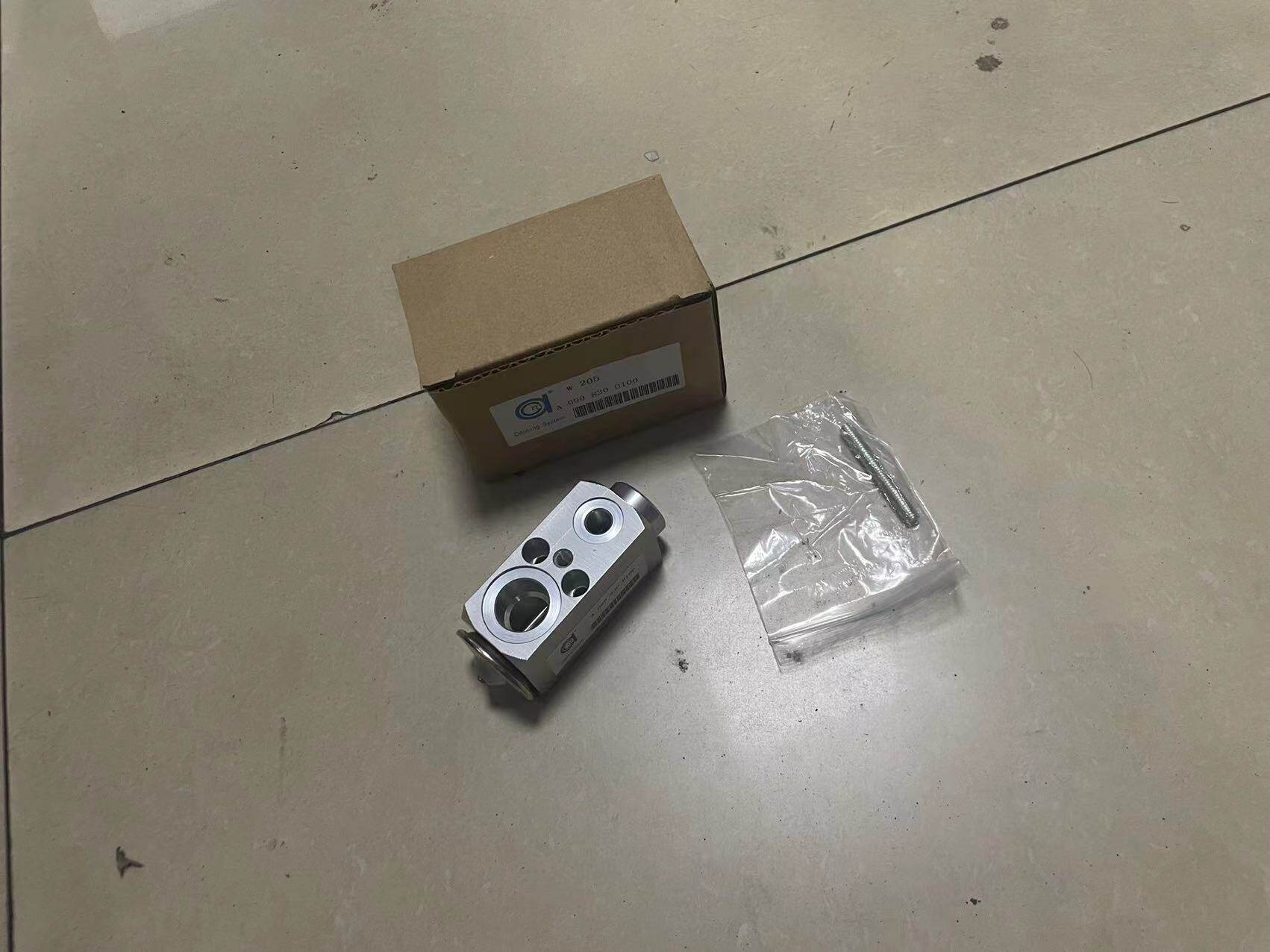 товар из китая 适用奔驰c180 c200 e260 e300 glc260w205w213w253暖风水箱膨胀阀 MAHLE