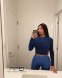 5 Рекомендуемые измельченные волосы с легким волос Ким, те же самые ультра -высокие бомбы без границ безграничной вырез, демонстрируя грудь, длинные рукава, большие рукава t 20.1