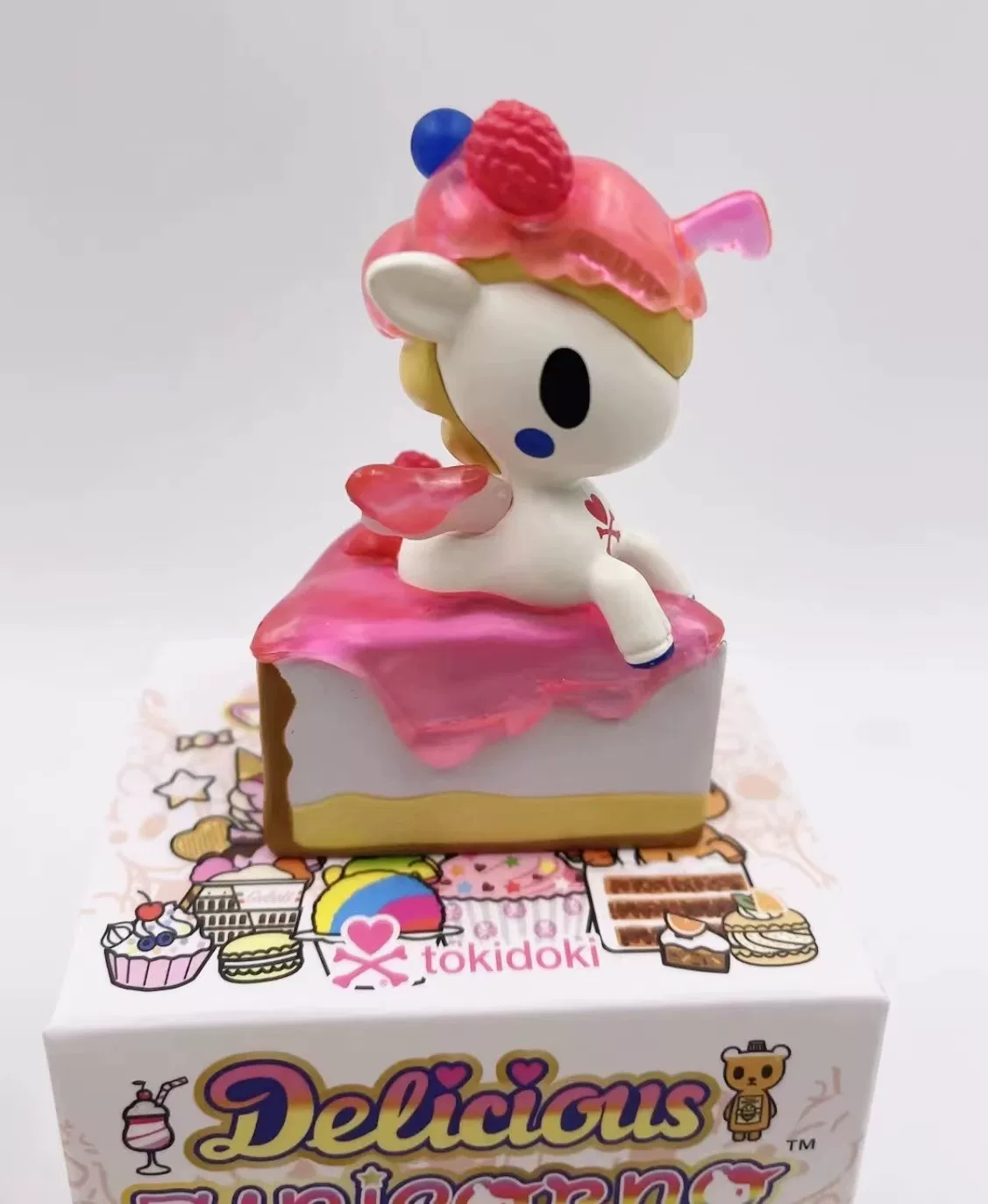 Коллекционная фигурка Tokidoki Delicious Unicorno в слепой коробке, десертная мини 6×6×3.5 см