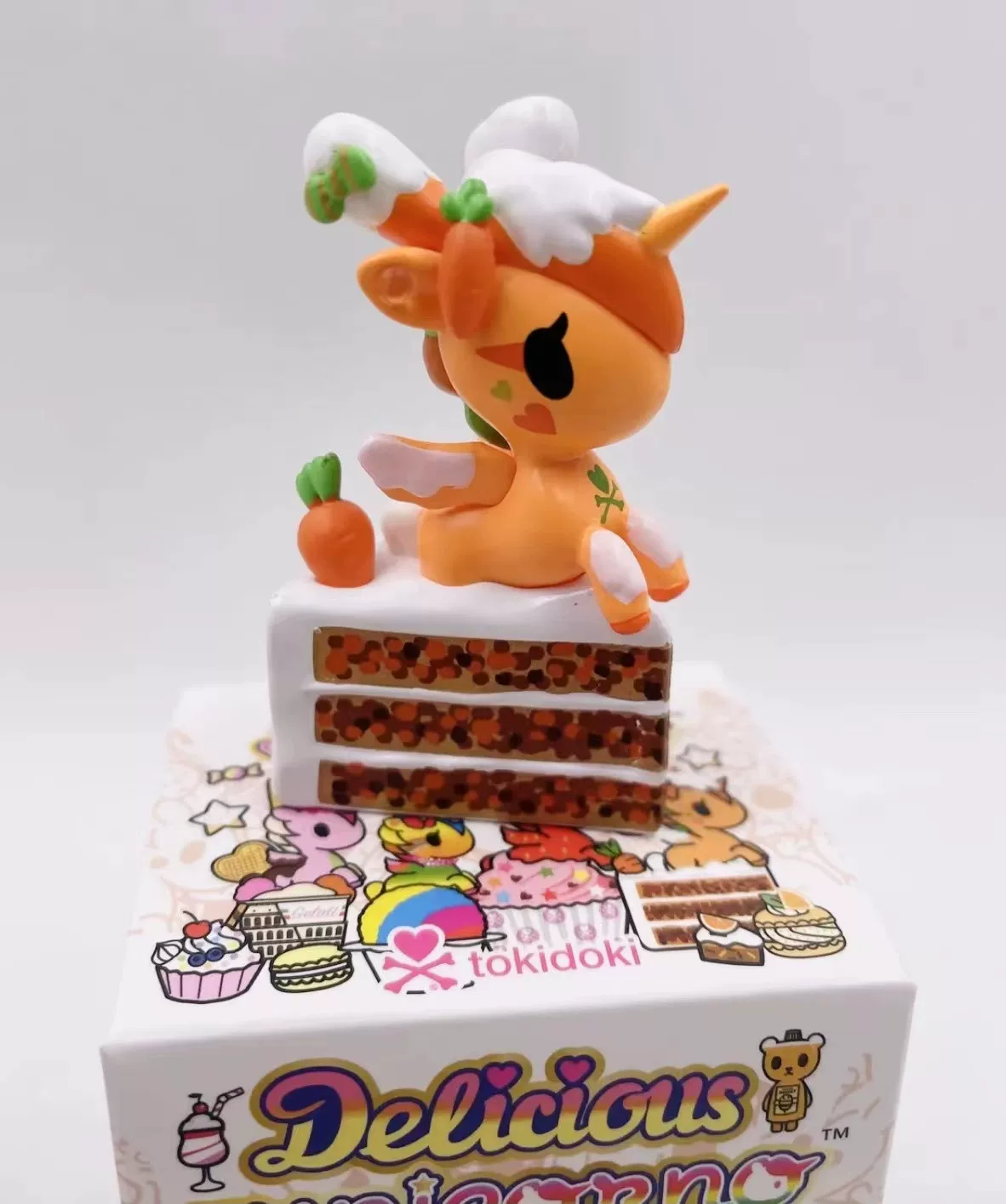 Коллекционная фигурка Tokidoki Delicious Unicorno в слепой коробке, десертная мини 6×6×3.5 см