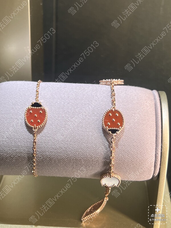 France's Vca Van Cleef & Arpels 24-Year New Model Red Agate Ladybug Bracelet 18K Rose Gold France's Vca Van Cleef & Arpels 24-Year New Model Red Agate Ladybug Bracelet 18K Rose Gold