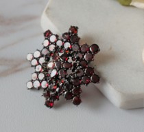 A European German jewelry garnet brooch 5 6 grams