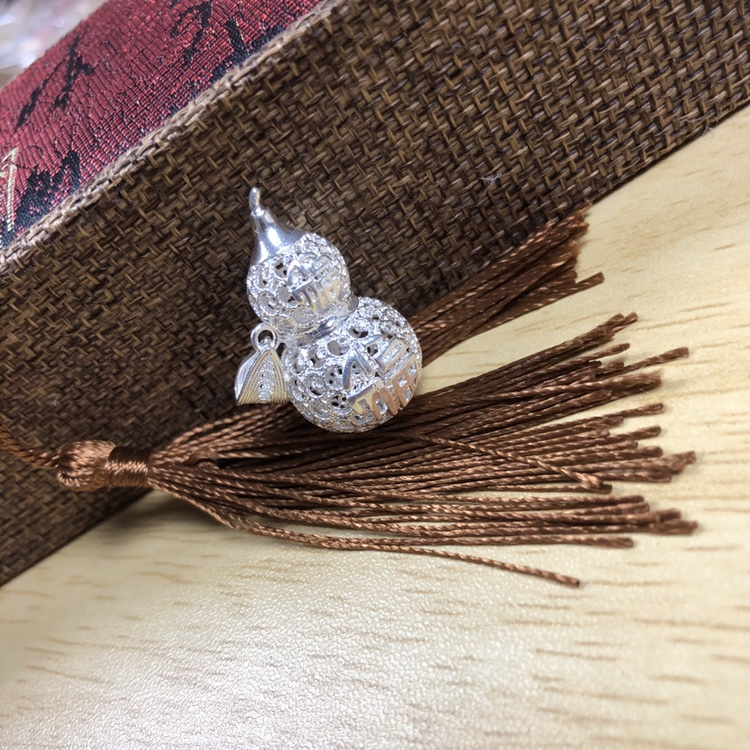 The gourd pendant in the shape of