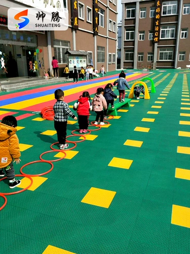 Семь -летняя старая старая магазин 16 цветовые настильные детские сады подвесная земля на открытая баскетбольная площадка для проведения.