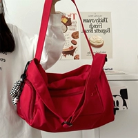 Красный ремень висит