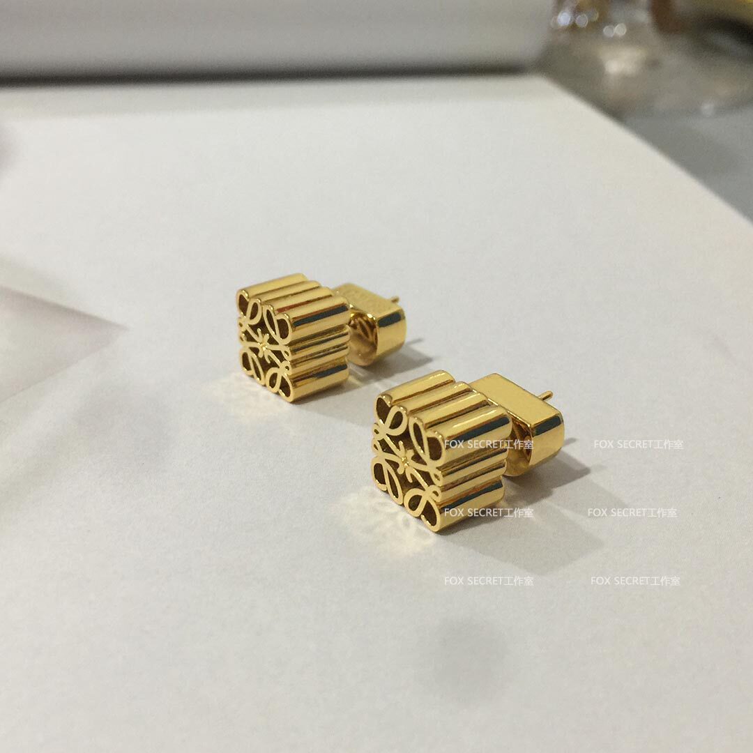 New small mooncake ear-needle engraving flower advanced retro geometric abstract solid small square earrings female brass plated real gold