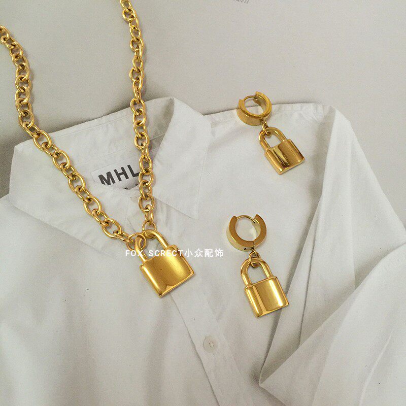 Not easy to fade European and American fashion street shooting blogger ins cold wind titanium steel 18K gold-plated metal key lock earrings