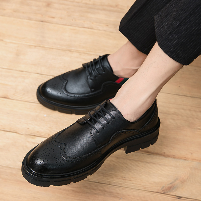 Bullock carved men's shoes Korean version of the casual trendy hair stylist thick-soled leather British style sponge cake to increase the height of the leather shoes for men