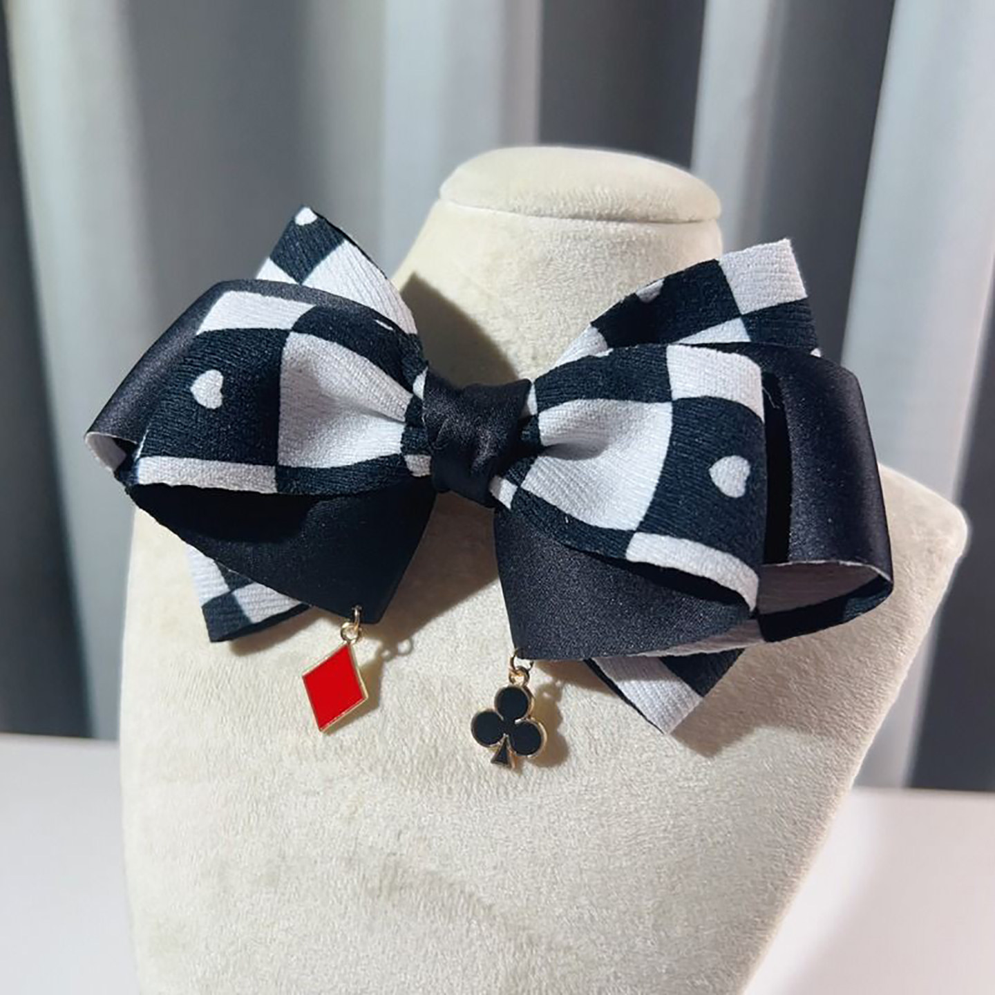 Trendy and stylish black and white checkered playing card bow tie for women and men, high-end bow brooch, new style.