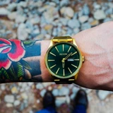 Агент по закупкам старинных мужских часов Nixon Sentry SS с золотым агатом и зеленой пластиной A3561919
