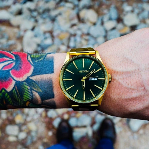 Агент по закупкам старинных мужских часов Nixon Sentry SS с золотым агатом и зеленой пластиной A3561919