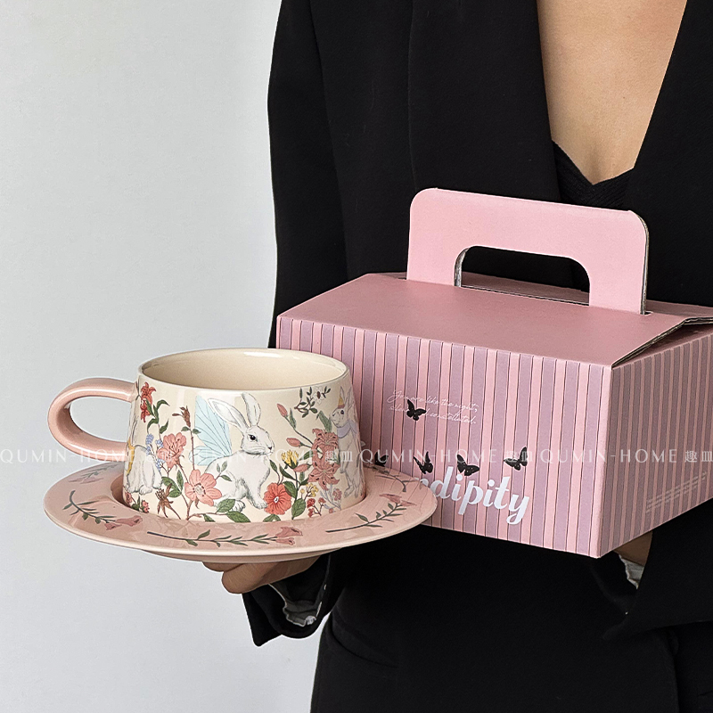 楽しいお皿、かわいい花のウサギのコーヒーカップとソーサーセット、レトロなアフタヌーンティーコーヒーカップとソーサー、彼女へのバレンタインデーのギフト