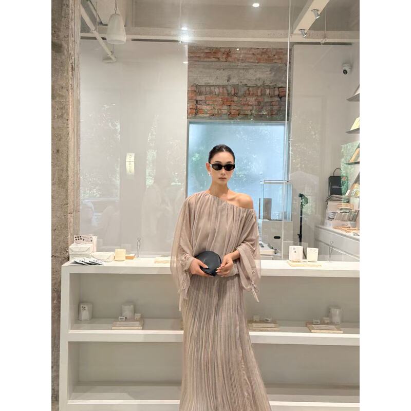 Fiinal's Atmospheric and Drapey Drawstring Top + Pleated Skirt Set Fiinal's Atmospheric and Drapey Drawstring Top + Pleated Skirt Set