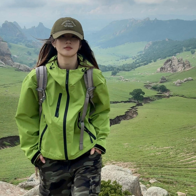 Olive Green Outdoor Jacket for Women, 2025 New Style, Very Attractive, Mountain-Style Hiking Windproof and Waterproof Mountaineering Jacket for Men