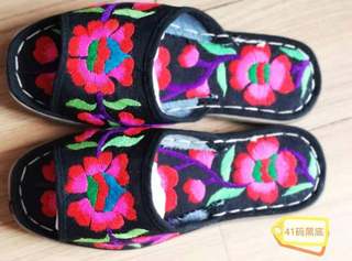 男女通用羌族特色手工艺品纯棉布全手工刺绣拖鞋41码黑底红花