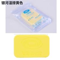 Желтая губка для ванны