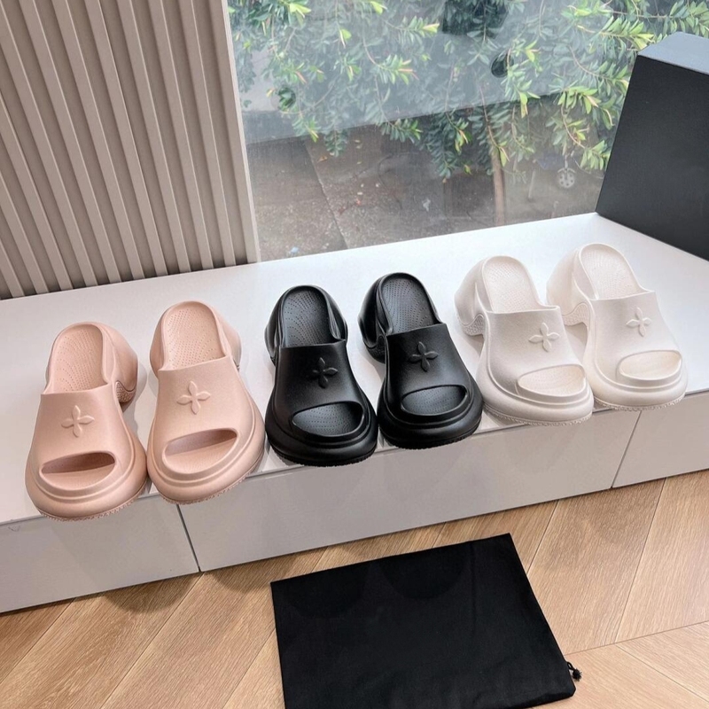 【Lin Zhou Hu】New Summer Thick-Soled Sandals with Cross Pattern, Height-Increasing, Lightweight Beach Shoes, Fashionable Outdoor Slippers 【Lin Zhou Hu】New Summer Thick-Soled Sandals with Cross Pattern, Height-Increasing, Lightweight Beach Shoes, Fashionable Outdoor Slippers