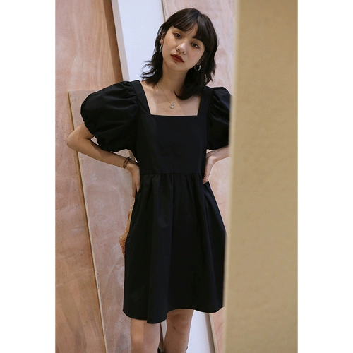 Приталенное летнее платье, короткая юбка, коллекция 2022, квадратный вырез, свободный крой, по фигуре, рукава фонарики