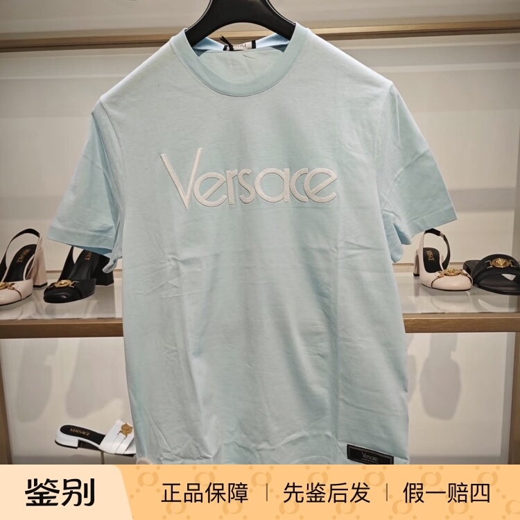 France Adopts Versace's Light Blue Round-Neck Short-Sleeved T-Shirt with Classic Logo Print for Men and Women France Adopts Versace's Light Blue Round-Neck Short-Sleeved T-Shirt with Classic Logo Print for Men and Women
