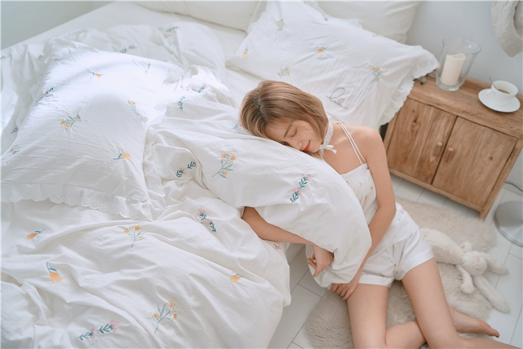 Bộ đồ cotton bốn màu đơn giản và tươi được giặt bằng vải bông thêu kiểu chăn bông nhỏ - Bộ đồ giường bốn mảnh