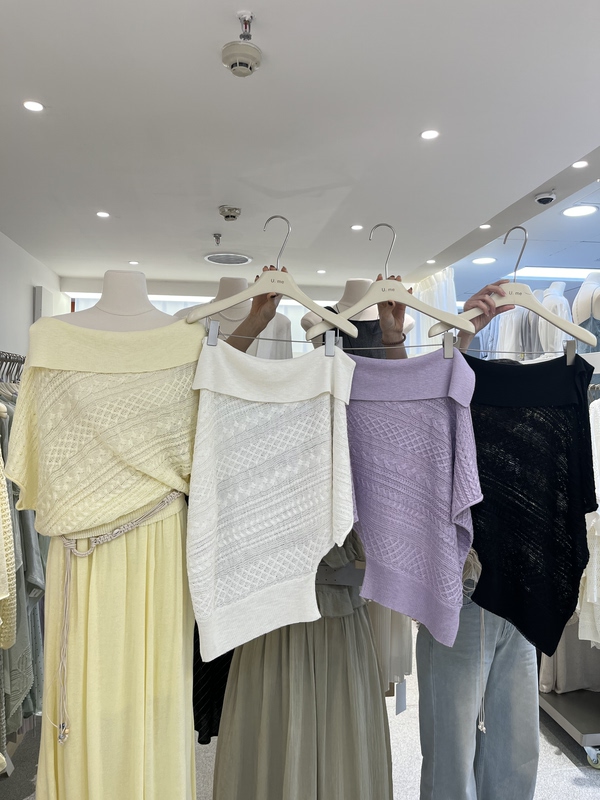 2026 Early Spring U.M Autumn Korean Style Lapel One-Shoulder Design Asymmetrical Hem Short Sweater Versatile Style