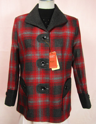 Thanks to the old age women's clothing in the clearing house, the red and green plaid autumn and winter Mom casual blouse splicing color