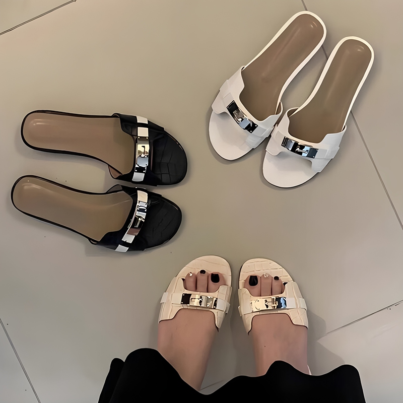 White Crocodile Pattern Flip-Flops for Women, Summer Outdoor Wear, Flat Metal Buckle, Casual Lazy Beach Sandals White Crocodile Pattern Flip-Flops for Women, Summer Outdoor Wear, Flat Metal Buckle, Casual Lazy Beach Sandals