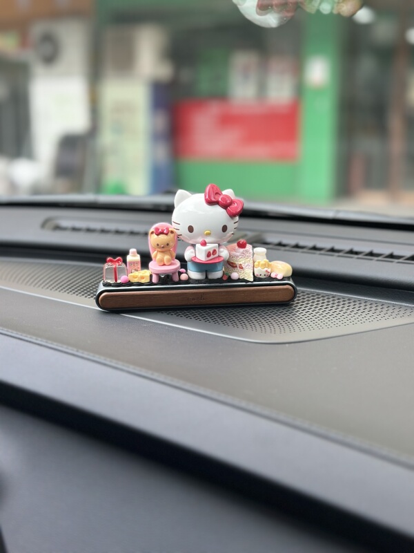 Sanrio Hello Kitty Series Kitty Cat Figurines, Peripheral Toys, Ornaments, Car Peach Wood Double-Row Number Plate