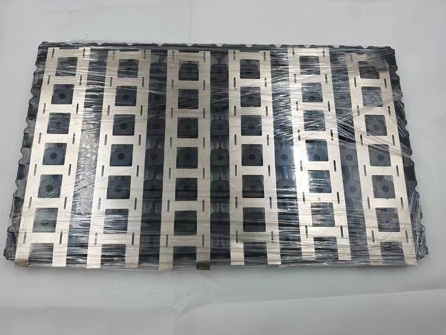 18650一体支架7x12锂电池支架连接片间距19一体支架可自由裁剪