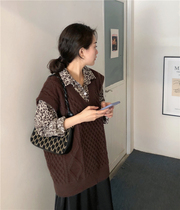 Retro twist knit waistcoat 2022 springtime outside wearing loose medium length style twisted sweater waistcoat waistcoat