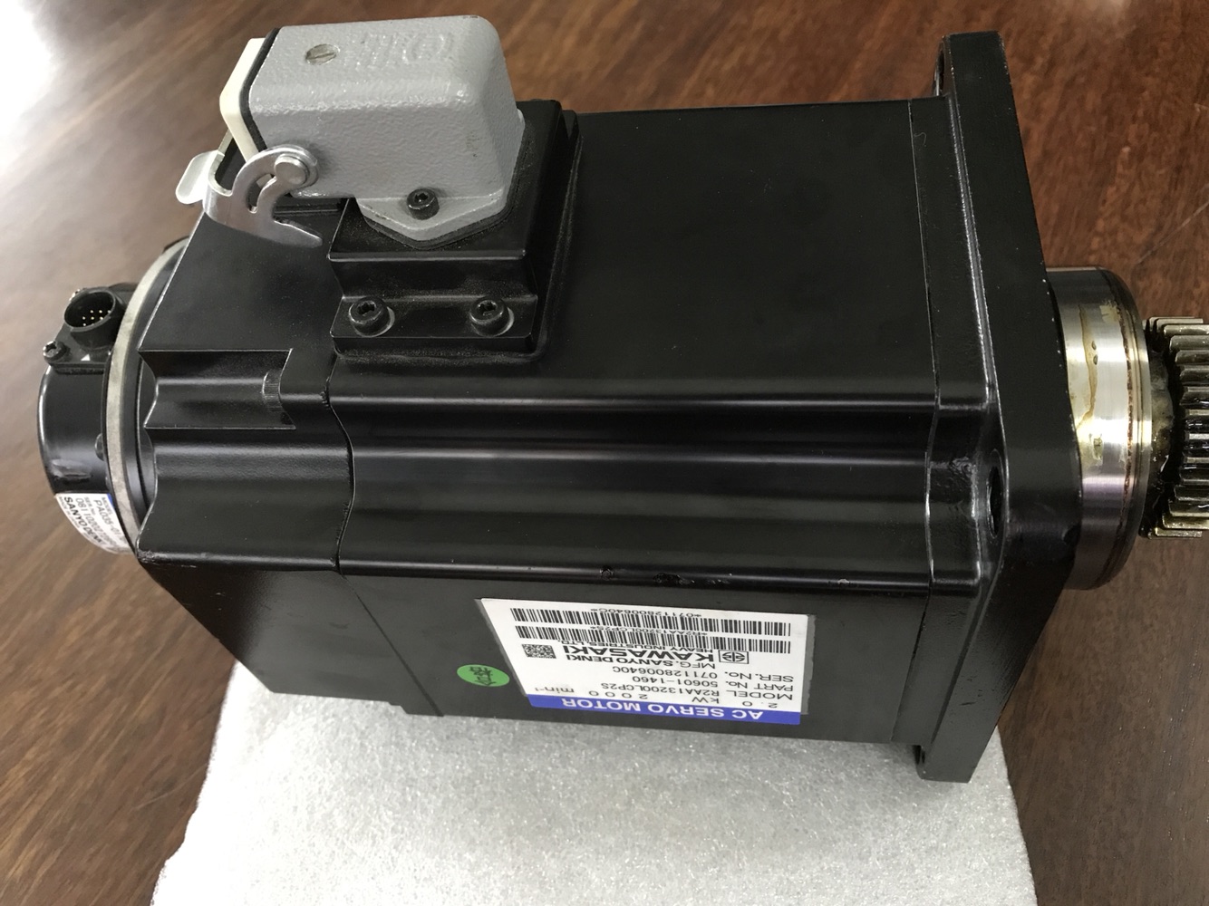 Kawasaki robot servo motor R2AA13200LCP2S spot sale