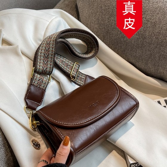 香港代购真皮包包女2025夏季新款百搭单肩斜挎包宽肩带时尚小方包