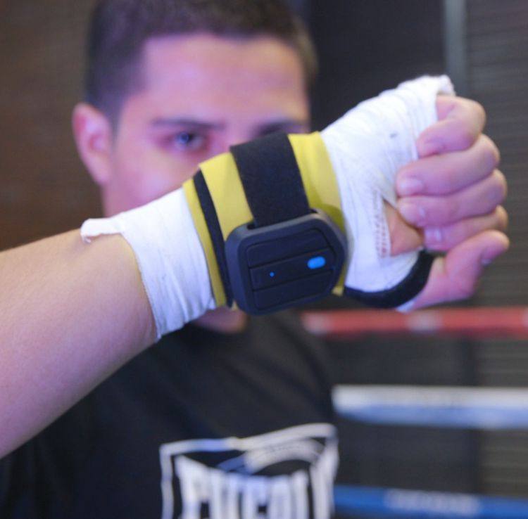 PIQ Everlast can wear a boxing training smart monitoring tracker